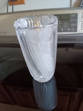 Unk Clear Glass Vase with Frosted Floral Motif - White Accents